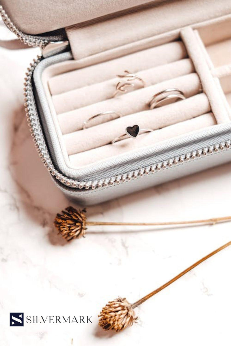 "The best way to store silver jewelry to prevent tarnish" silvermark